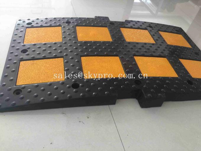High Reflective Recycled Traffic Safety Rubber Speed Bumps Easily Installed 0